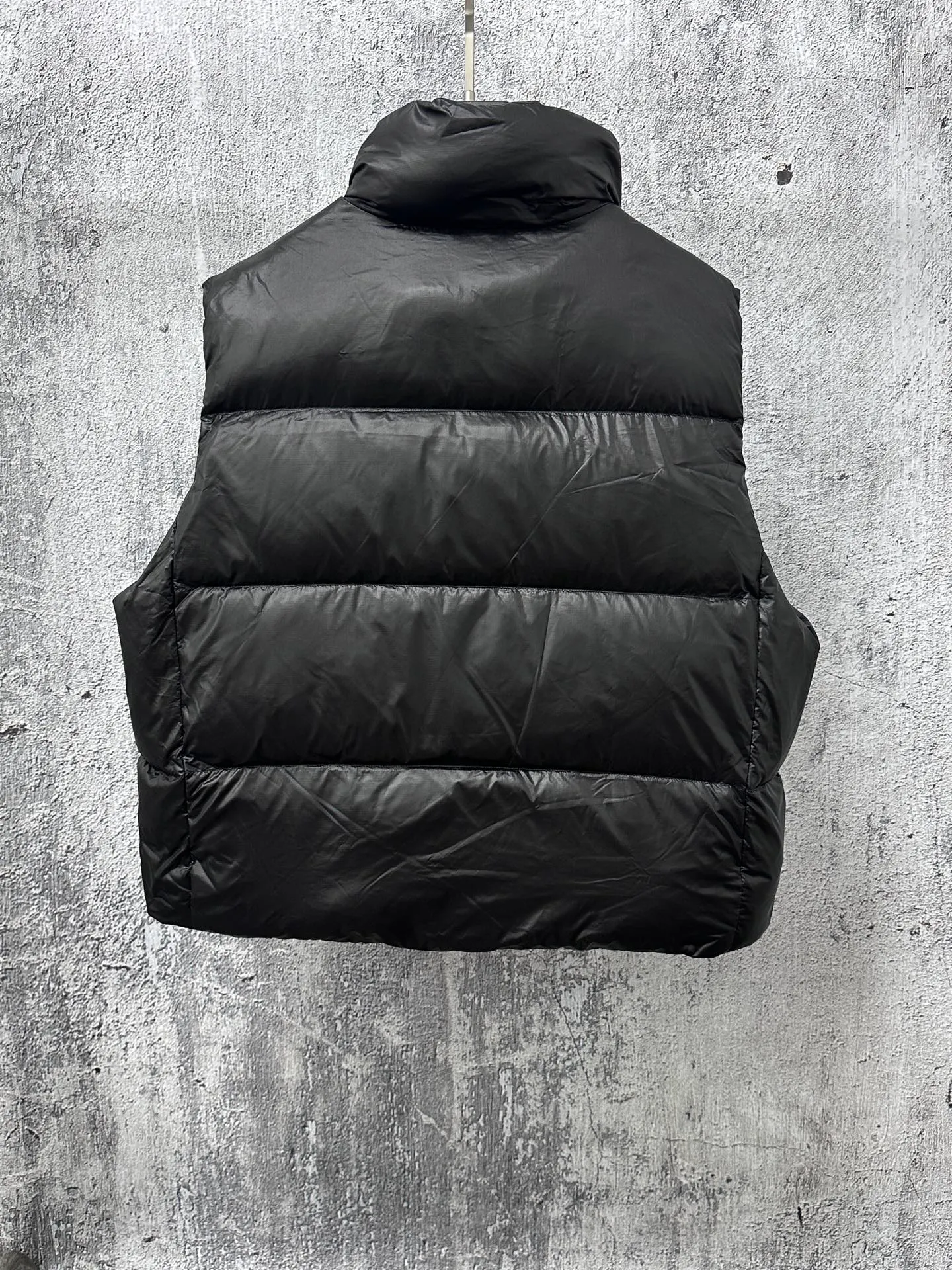 P560 [Canada Goose] Big Goose🦢Puff Down Vest has always been recognized as the warmest down jacket. Various Instagram celebrities, Internet celebrities, and celebrities often wear it for street photos. I make Canada Goose every year, but I still can't get rid of my love for it. No matter how cold the days are, there is no need to be afraid, because there is! Filled with 90% white duck down, it is the legendary warmest down jacket and is known as a must-have for Arctic outdoor sports! The most popular down jacket in the world, celebrities are rushing to buy it, it is a must-have! Size: XS-XL